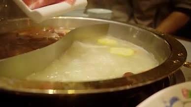 4K实拍火锅店内美食下锅系列视频素材视频的预览图